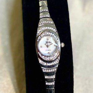 💖Pretty Silver Tone Bracelet Watch. CZs Around The Outer Face 8-1/2 In. /W18